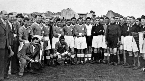 Crno-bijela fotografija nogometaša Građanskog i uprave na stadionu u Koturaškoj.