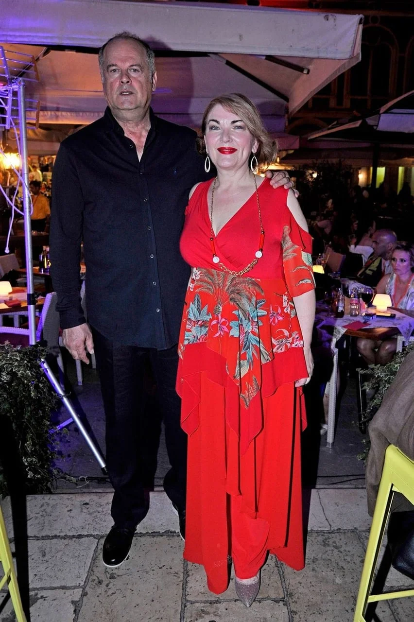 Zorica Kondža u crvenoj haljini i Joško Banov poziraju na terasi restorana