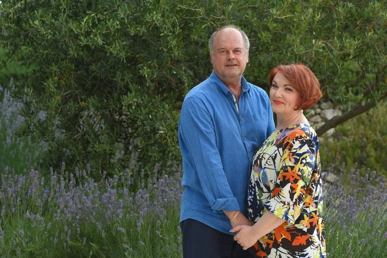 Zorica Kondža i Joško Banov drže se za ruke u prirodi pored lavande