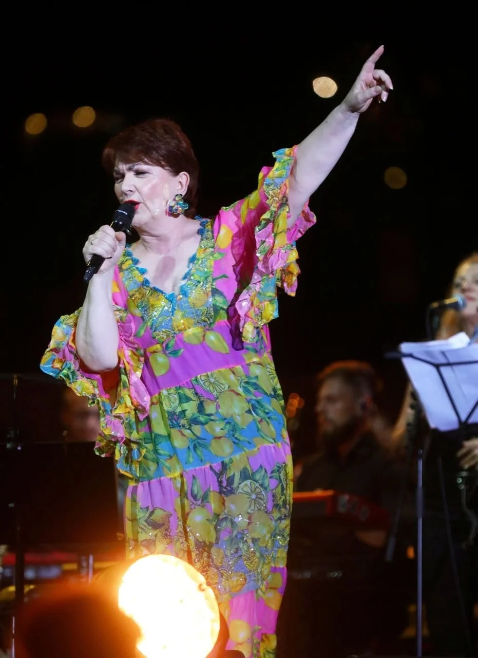 Pjevačica Zorica Kondža s mikrofonom u ruci tijekom koncerta