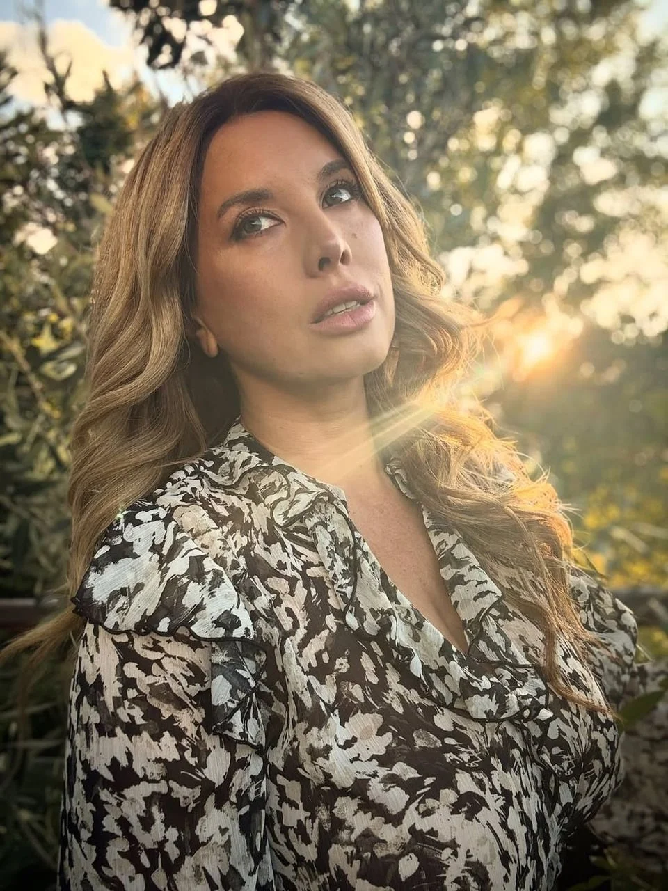 Nives Celzijus u košulji s crno-bijelim uzorkom na sunčevoj svjetlosti.