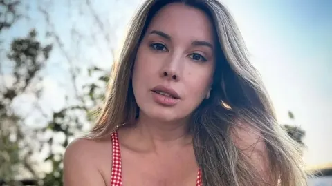 Portret Nives Celzijus na suncu u crveno-bijelom kupaćem kostimu.