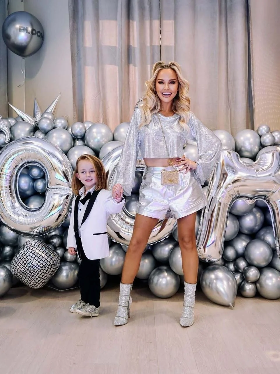 Maja Šuput i sin Bloom u srebrnim odjevnim kombinacijama ispred balona.