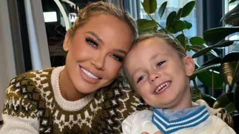 Maja Šuput i sin Bloom poziraju nasmišljeni u modno usklađenim džemperima.