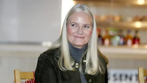 Portret norveške princeze Mette-Marit s plavom kosom u tamnoj jakni.