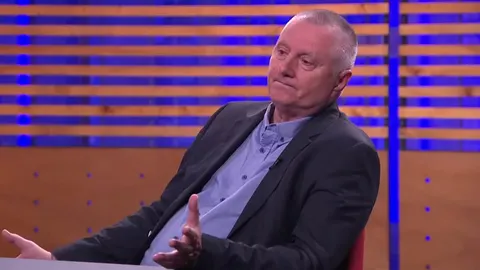 Tomislav Ivković u crnom saku i plavoj košulji tijekom intervjua