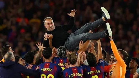 Hansi Flick u naručjima nogometaša Barcelone nakon pobjede