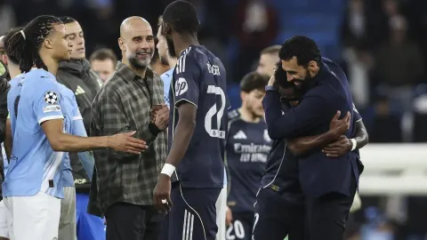 Pep Guardiola i Antonio Rüdiger tijekom susreta na terenu stadiona Etihad.