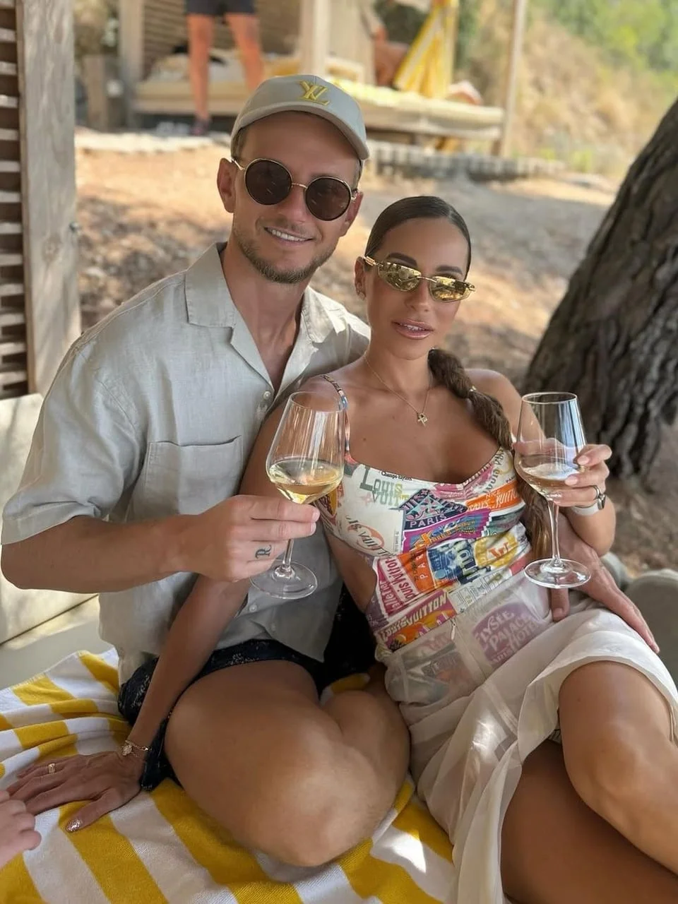 Ivan i Raquel Rakitić s čašama vina na odmoru u prirodi