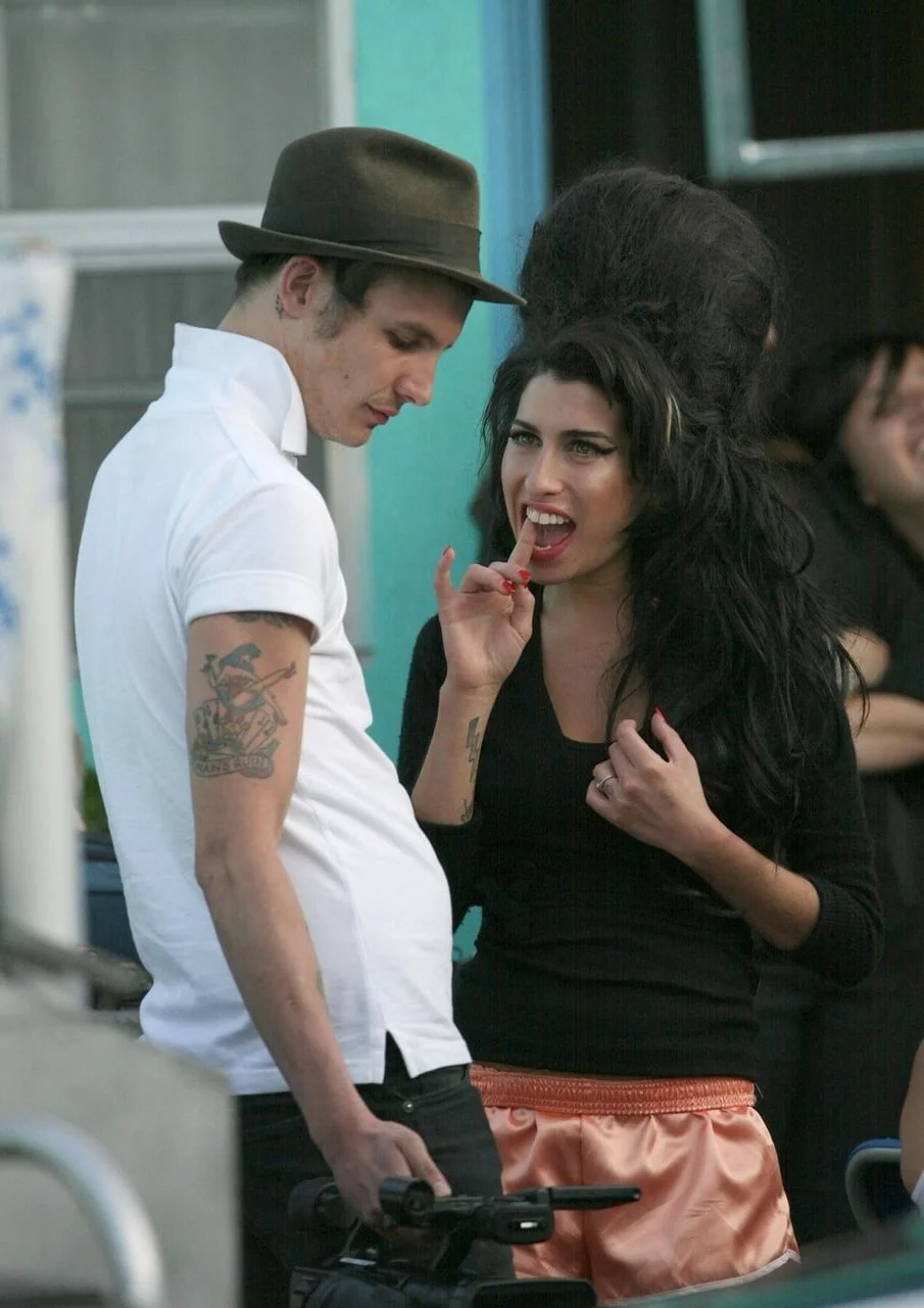 Amy Winehouse gestikulira prema Blakeu Fielder-Civilu