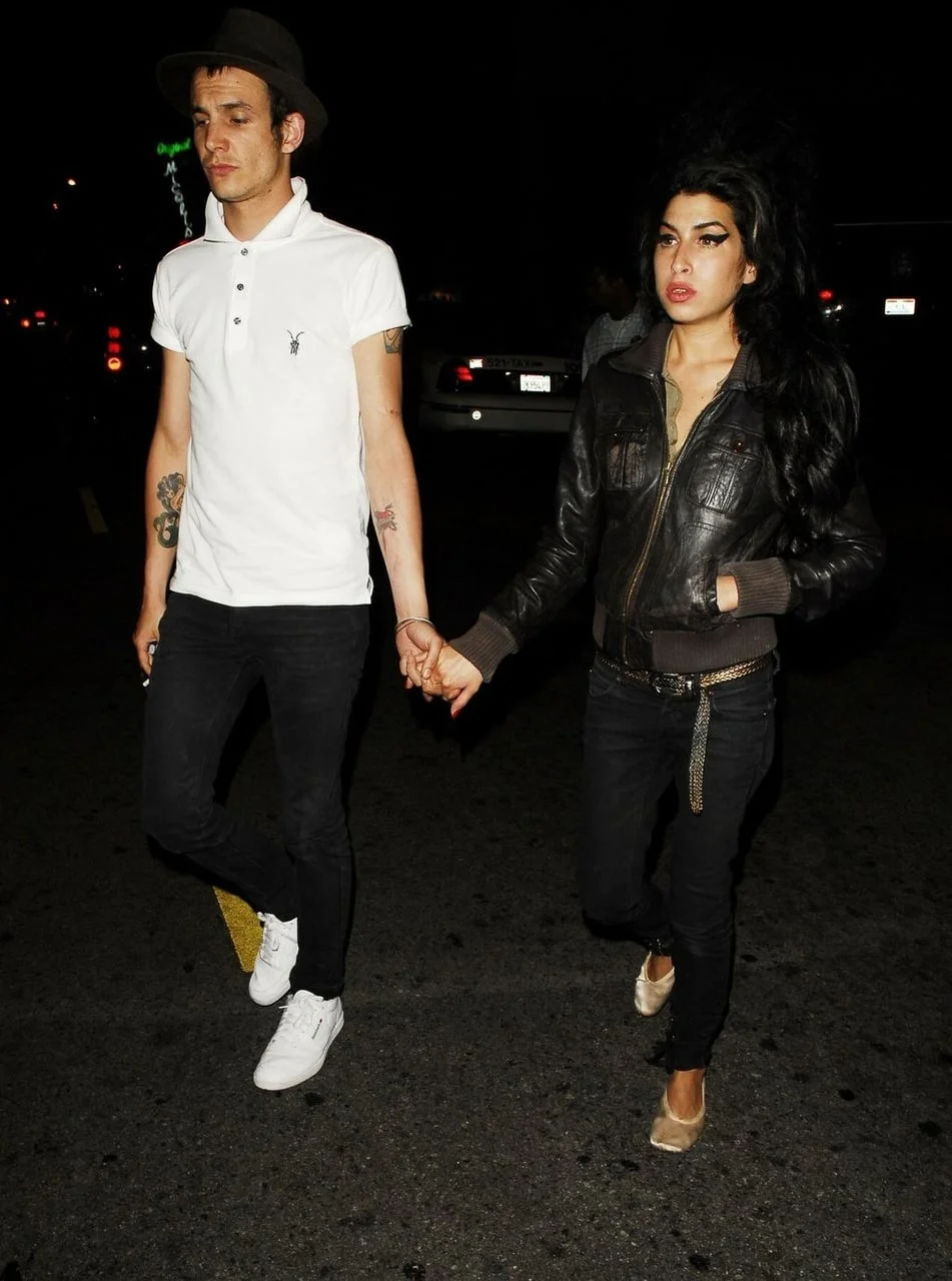 Amy Winehouse i Blake drže se za ruke dok hodaju noću