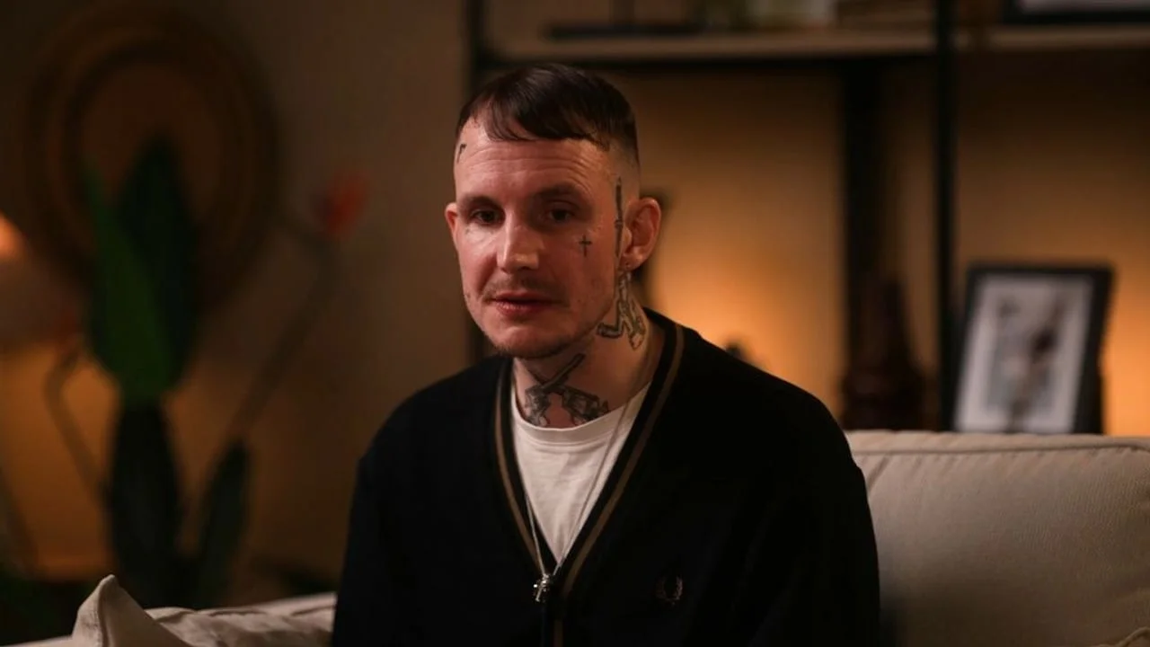 Bliski kadar Blakea Fielder-Civila s tetovažama na licu i vratu