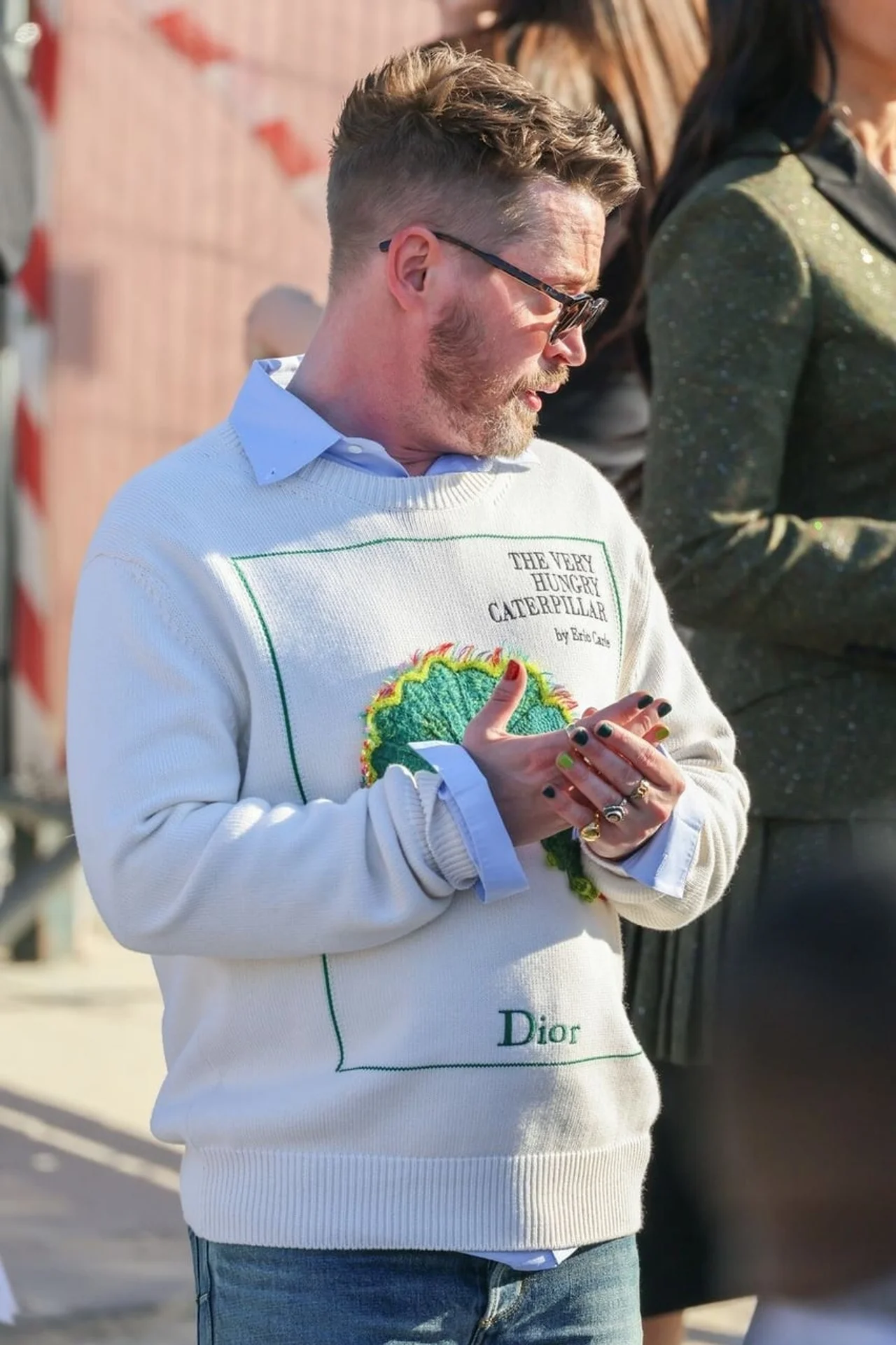 Macaulay Culkin pokazuje lakirane nokte u boji