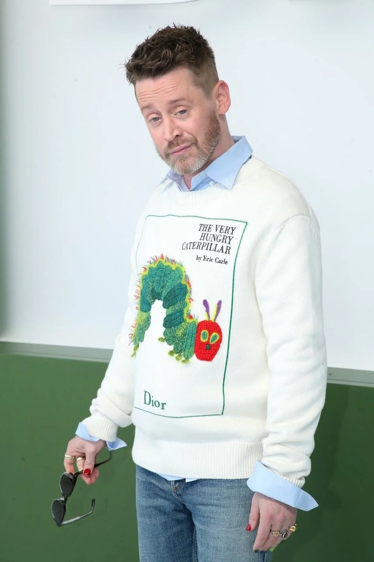 Macaulay Culkin u polukrupnom planu ispred bijelog zida