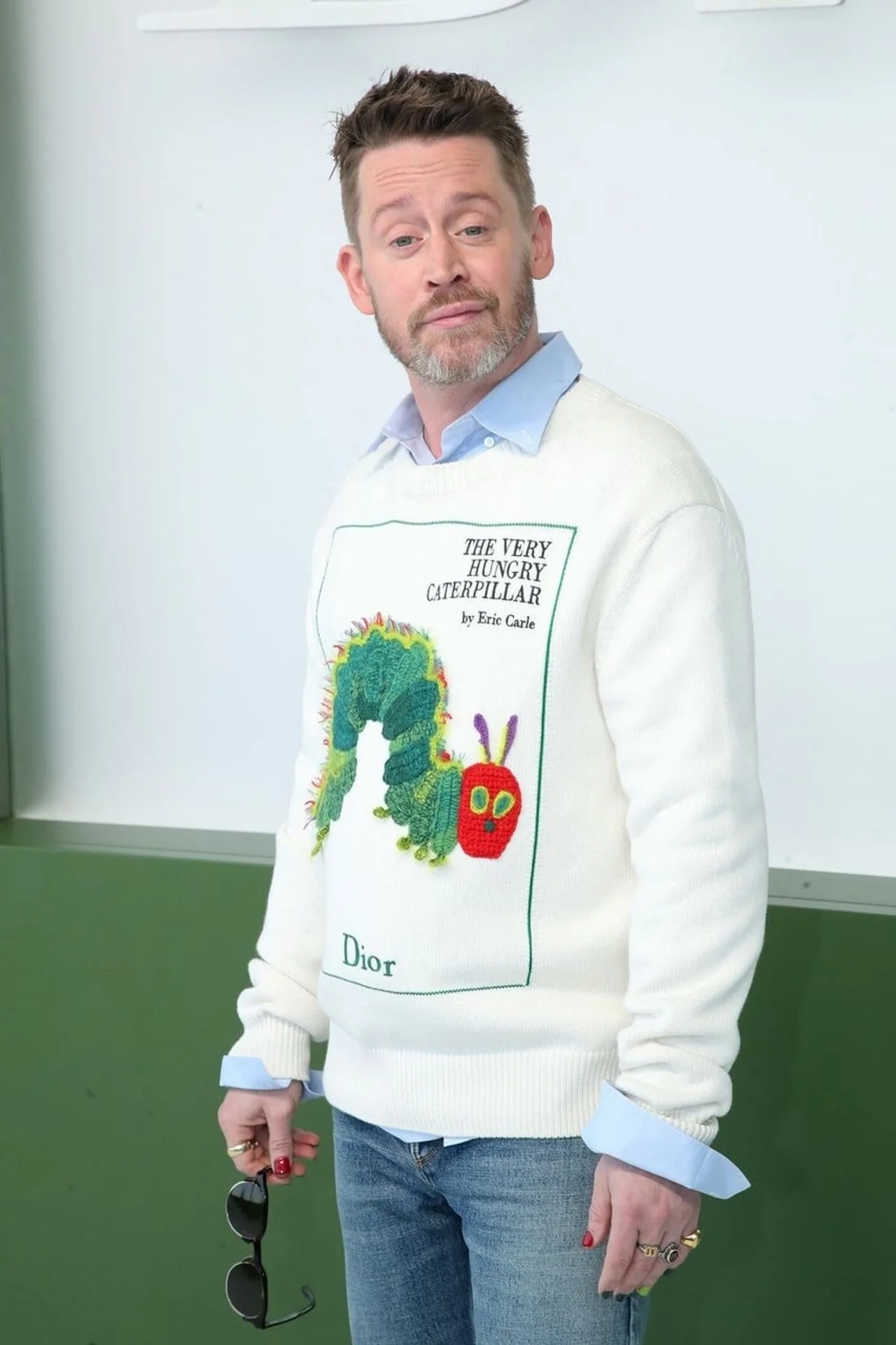 Macaulay Culkin s blagim osmijehom drži sunčane naočale