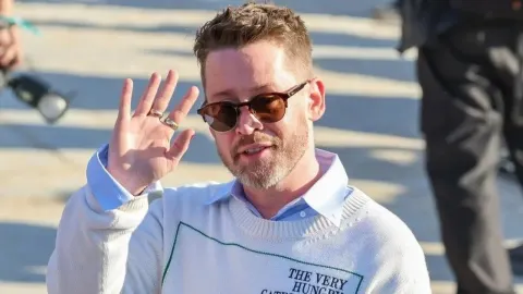 Macaulay Culkin s naočalama maše rukom u Parizu