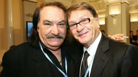 Mišo Kovač i Miroslav Ćiro Blažević poziraju nasmijani na javnom događaju.