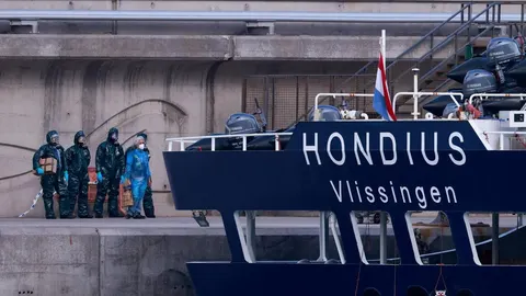 Zdravstveni radnici u zaštitnim odelima pored broda MV Hondius