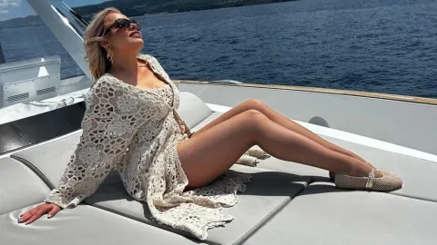 Andrea Šušnjara u čipkastoj haljini na brodu