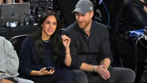 Princ Harry i Meghan Markle sjede jedno pored drugog u opuštenom izdanju.