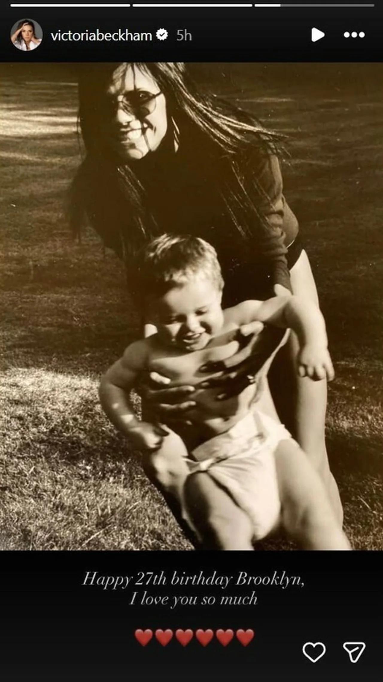 Crno-bijela fotografija Victorije Beckham koja drži malog Brooklyna.