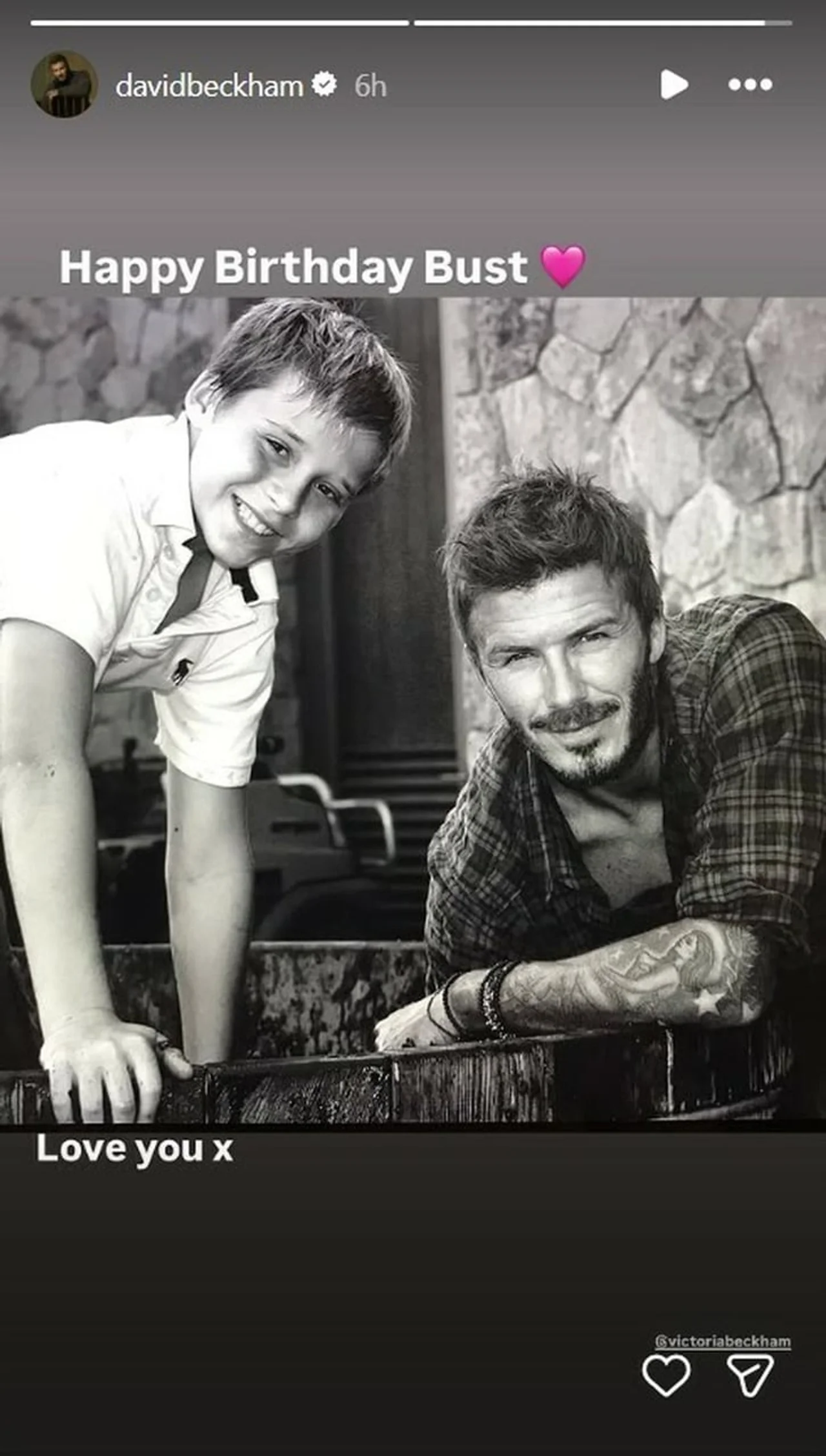 David Beckham i mladi Brooklyn Beckham smiju se u neobaveznom druženju.