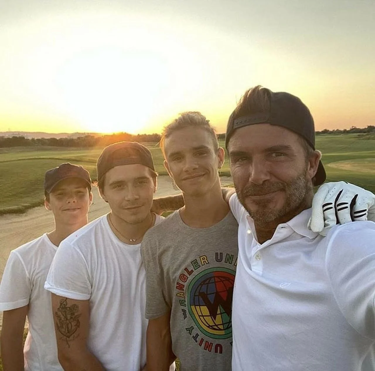 David Beckham sa svoja tri sina na golf terenu pod zalaskom sunca.