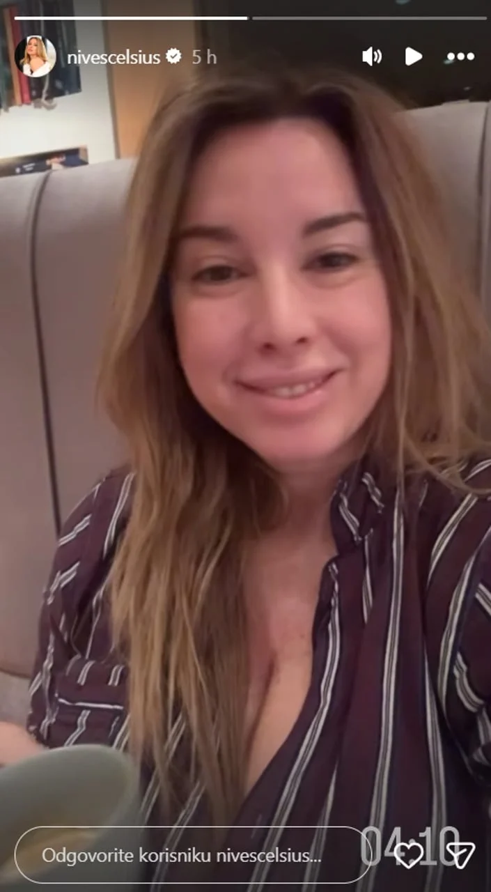 Screenshot Nives Celzijus u prugastoj košulji dok drži šalicu kave.