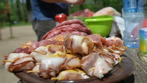 Sirovo meso i ražnjići pripremljeni za pečenje na otvorenom