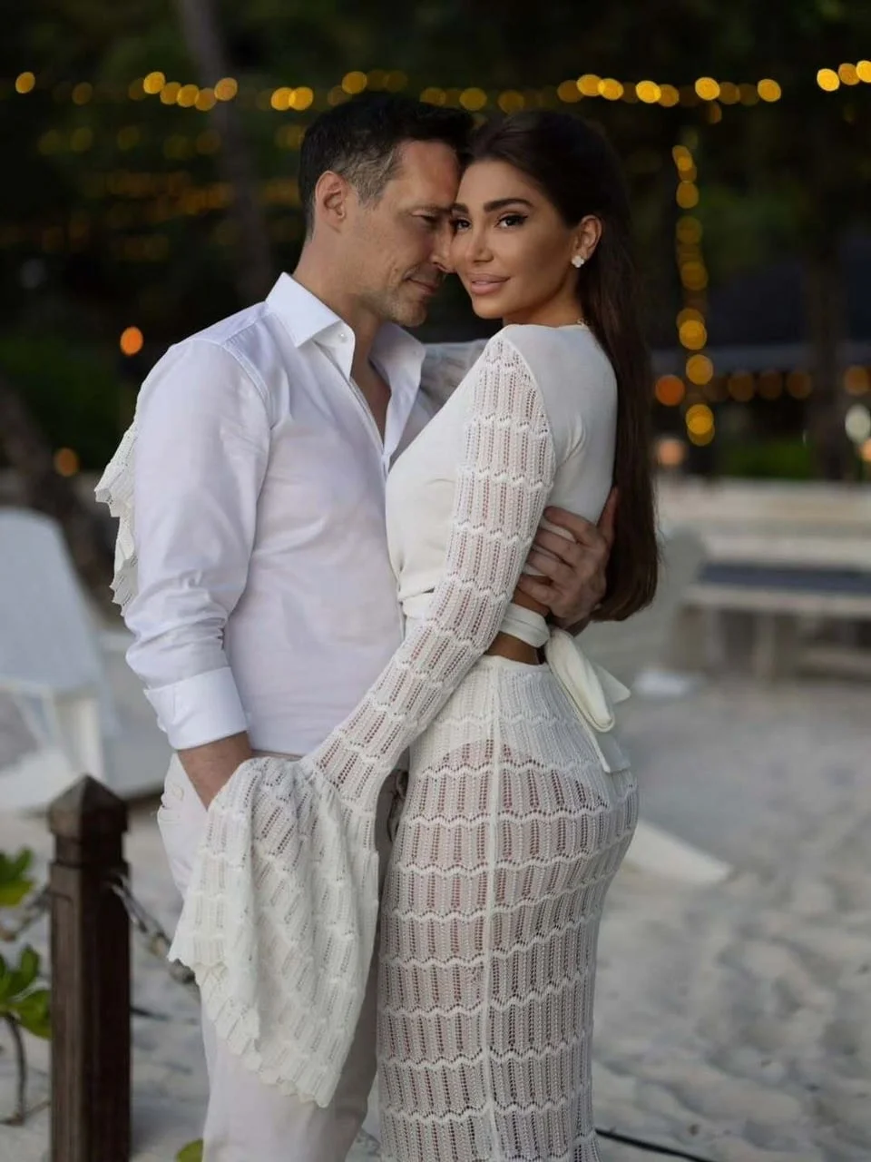 Peđa Jovanović i supruga Ana u zagrljaju na plaži uz večernju rasvjetu.