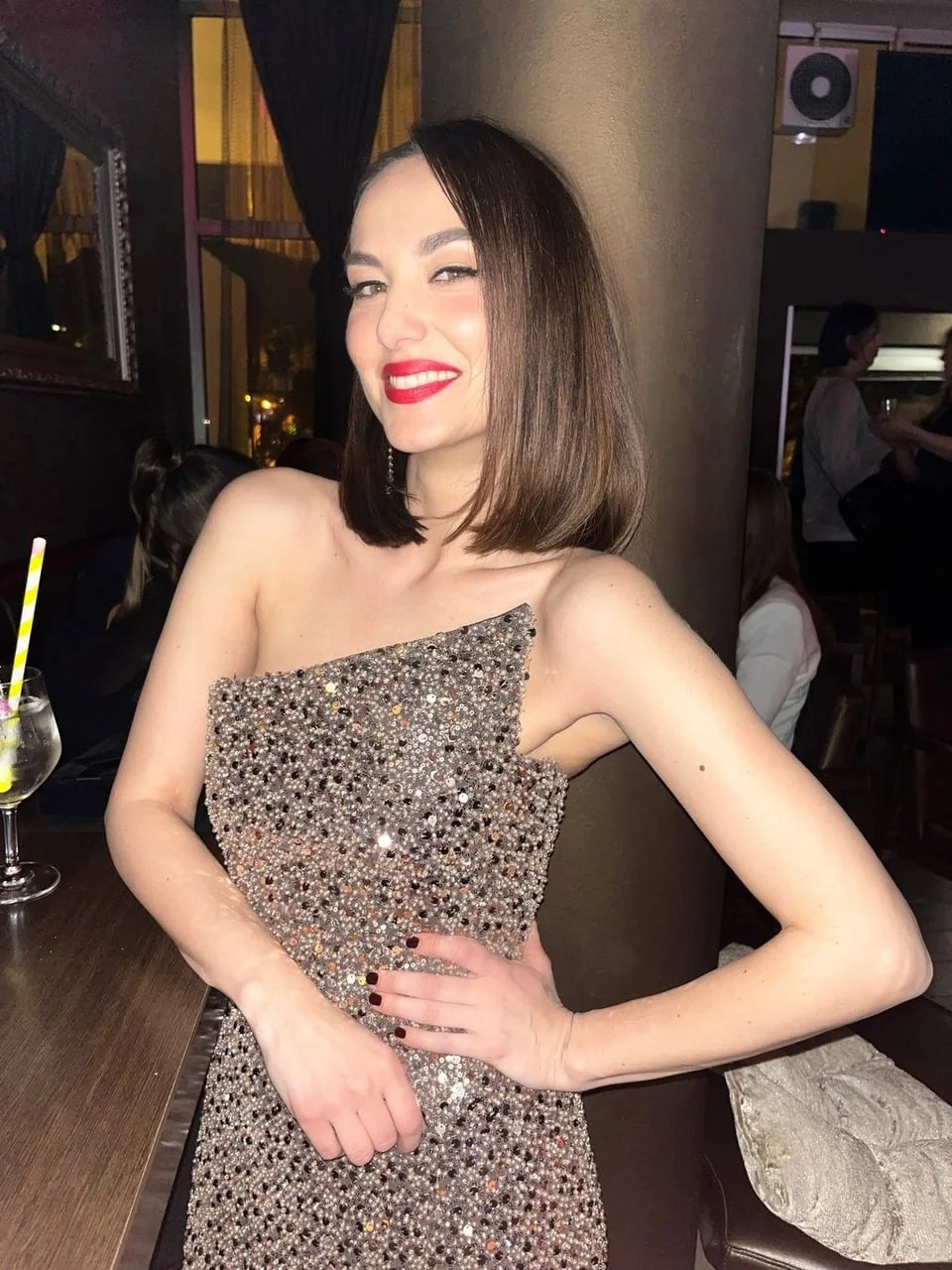 Tatjana Jurić u svečanoj svjetlucavoj haljini pozira u elegantnom ambijentu.