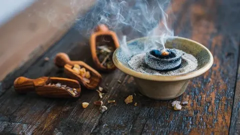 Kutija s tamjanom i drvene žlice s prirodnom smolom na drvenom stolu