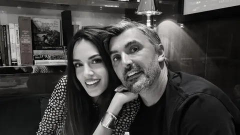 Crno-bijela fotografija Nives Ivanišević i Gorana Ivaniševića