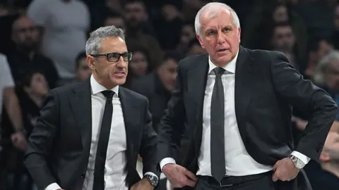 Željko Obradović i kolega u crnim odelima na košarkaškom terenu
