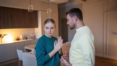 Žena i muškarac u ozbiljnom razgovoru u dnevnom boravku