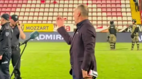Trener Igor Štimac u odjele ljevo okrenut prema tribinama s podignutom rukom