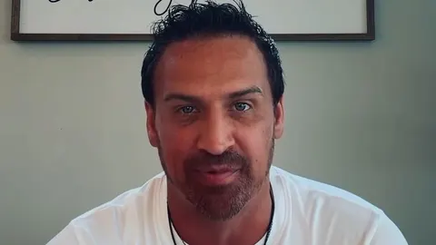 Krupni plan plivača Ryana Lochtea s tamnim vlasima i bradom