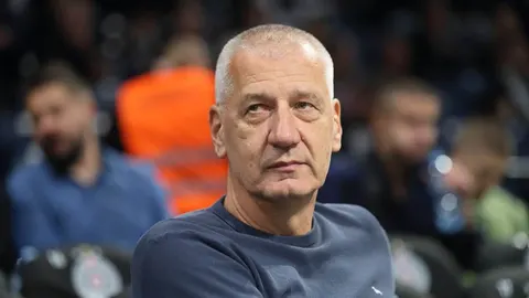 Portret košarkaškog trenera Ace Petrovića u dvorani