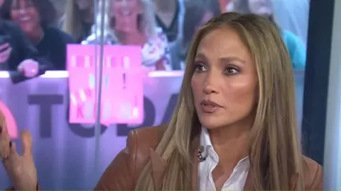 Portret Jennifer Lopez u smeđem sako i bijeloj košulji