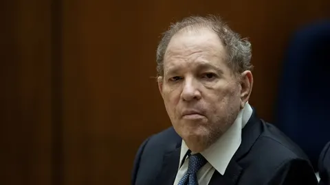 Portret Harveya Weinsteina u crnom odelu i plavoj kravati