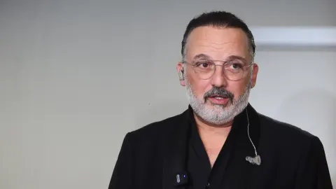 Tony Cetinski sa sijedom bradom i naočalama u crnom sakou.