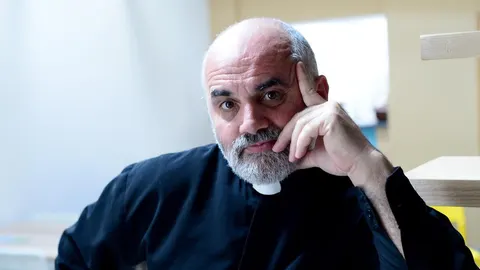 Portret patera Ikee Mandurića u crnom svećeniku s bijelim ovratnikom