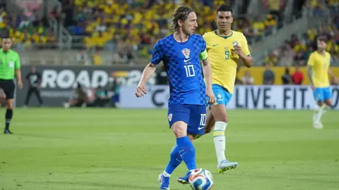 Nogometaš Luka Modrić u plavom dresu s kockicama na terenu