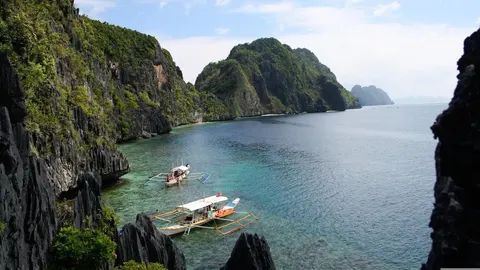 Tirkizno more i stijene s tropskom vegetacijom na Filipinima