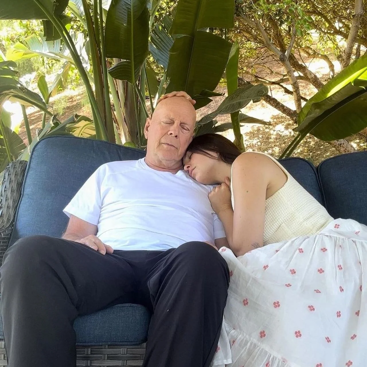 Bruce Willis odmara na vanjskoj sofi dok mu kći naslanja glavu na rame