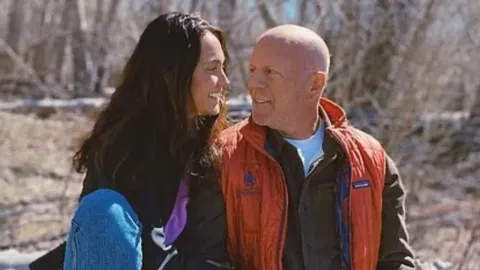 Bruce Willis i supruga Emma Heming Willis sjede u prirodi