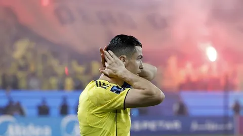 Cristiano Ronaldo u žutom dresu Al-Nassra drži ruke na glavi