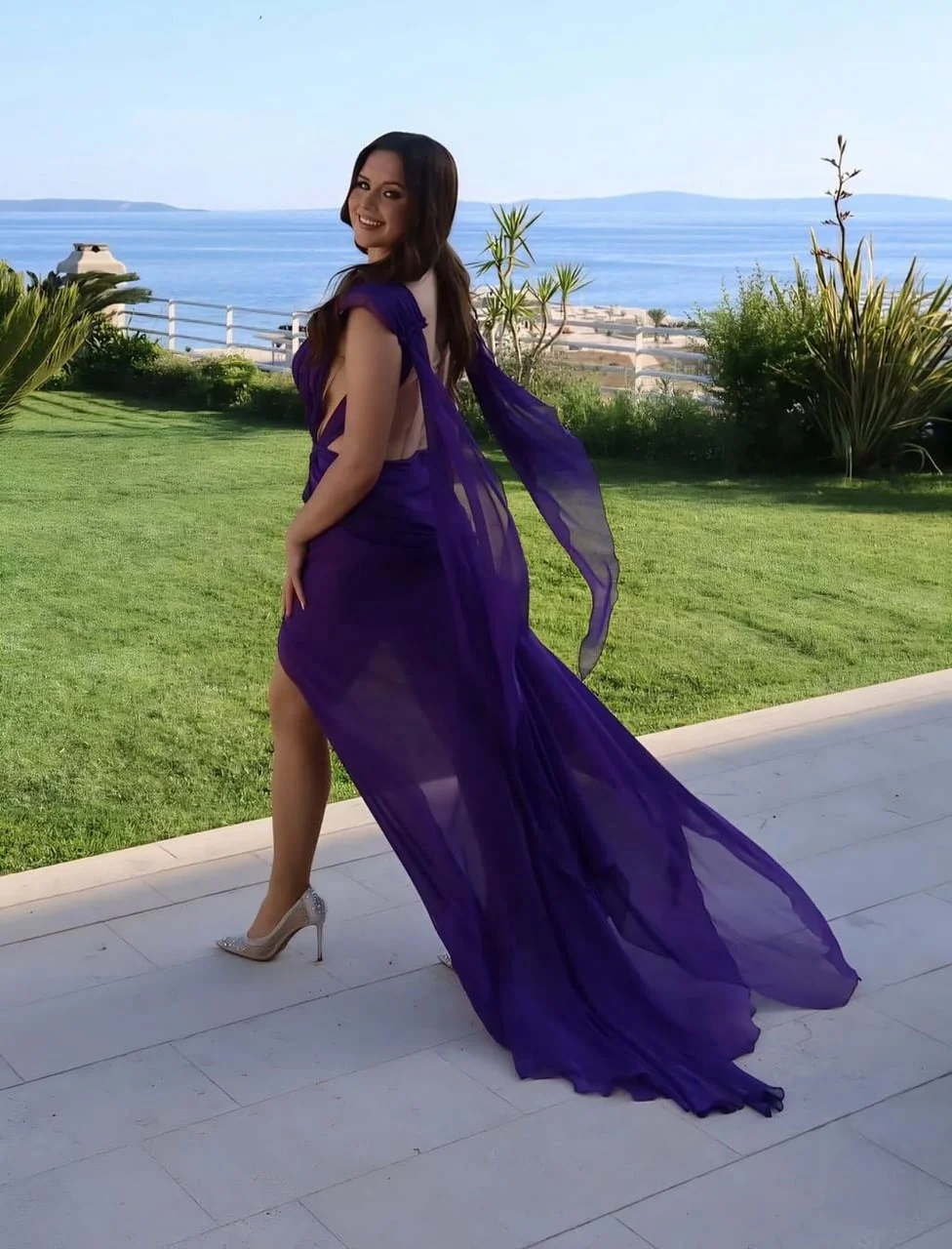 Marija Perković hoda u dugoj ljubičastoj haljini na terasi