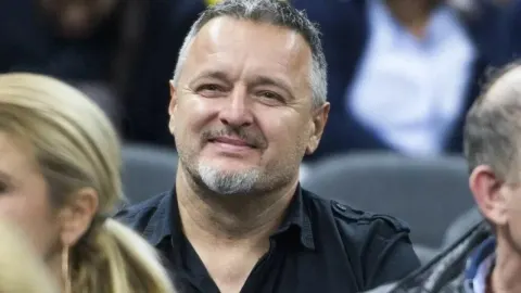 Marko Perković Thompson nasmiješen u publici