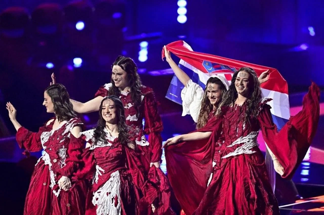 Hrvatski predstavnici na Eurosongu u crvenim kostimima s zastavom